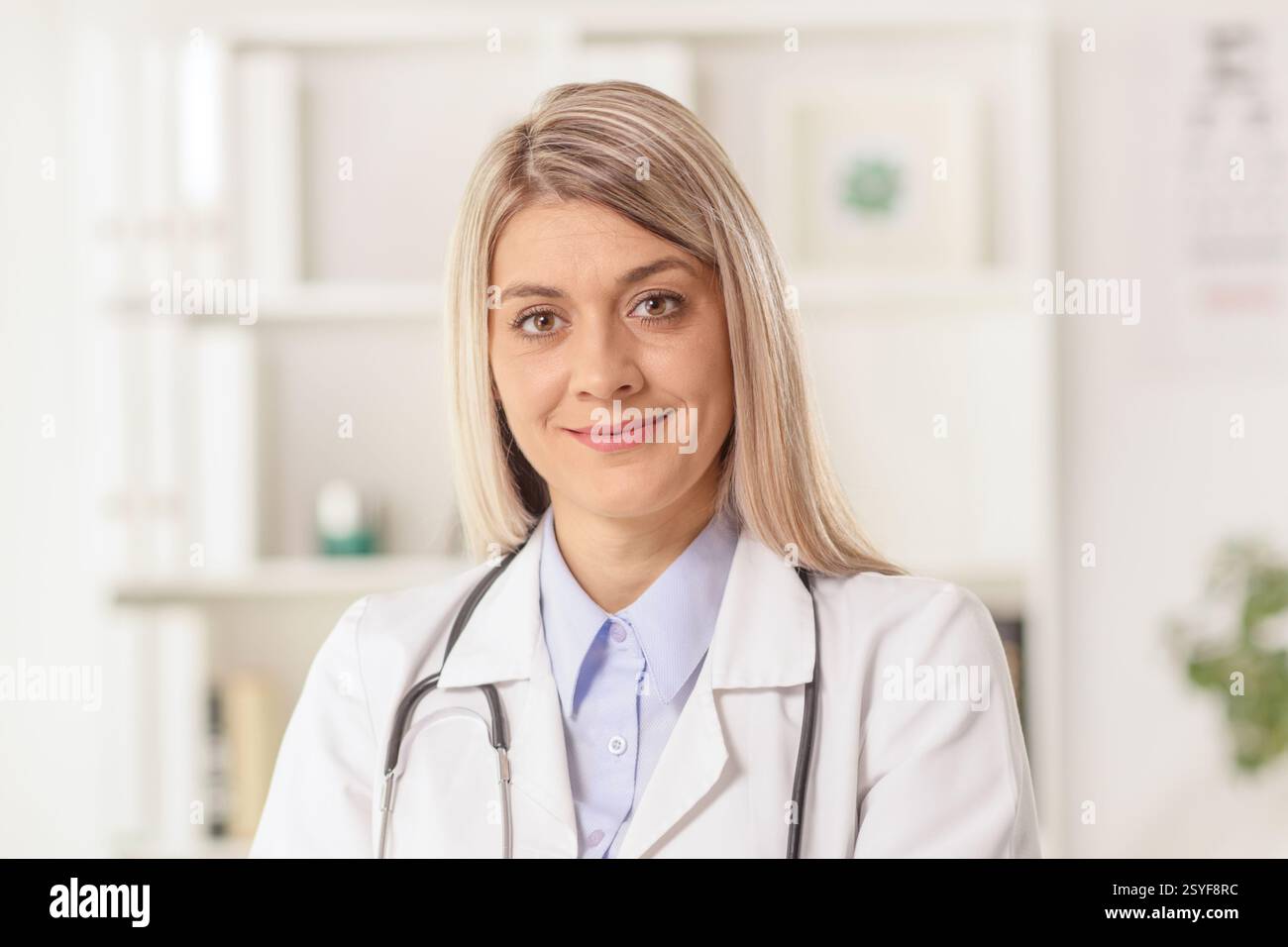 Giovane dottoressa seduta in un ufficio Foto Stock