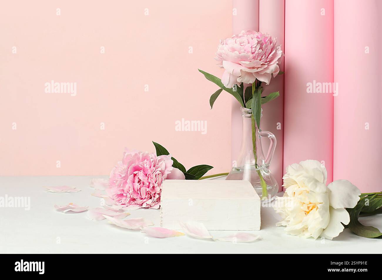 Composizione floreale minima. Sfondo astratto con podio vuoto e fiori di peonie, vetrina vuota per l'esposizione o la presentazione di prodotti cosmetici, p Foto Stock