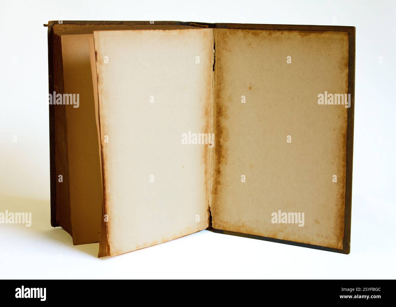 Un libro antico è aperto, rivelando vecchie pagine vuote. Isolato su sfondo bianco Foto Stock