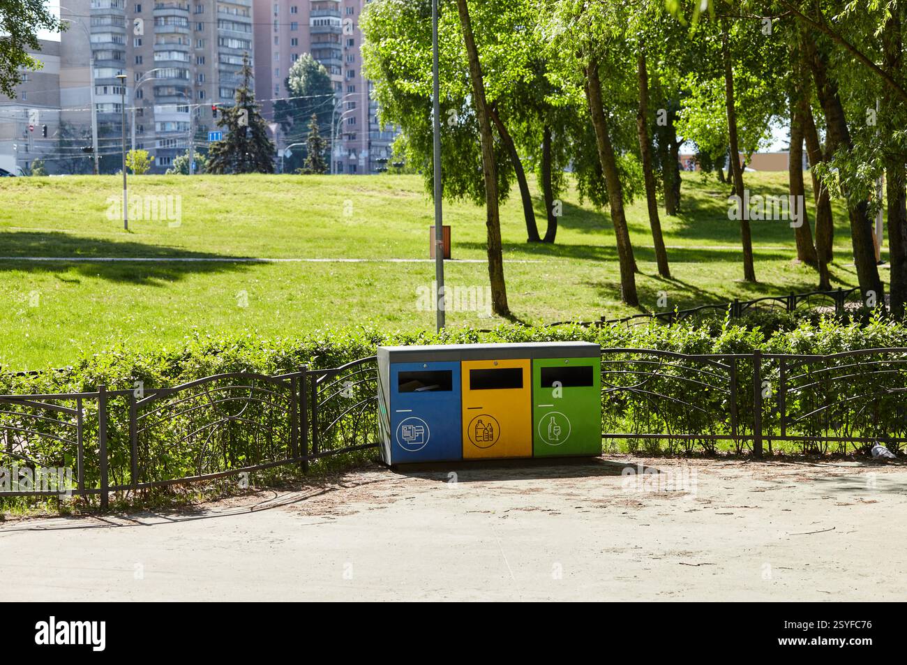 Lattine di spazzatura nel parco cittadino. Contenitore per rifiuti in un parco pubblico. Ambiente, vita cittadina, standard igienico Foto Stock