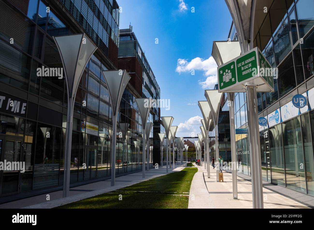 Complesso di edifici per uffici nel centro della città di Timisoara, Romania. Cartello del punto di incontro di emergenza nel centro affari della città di Timisoara, Romania Foto Stock