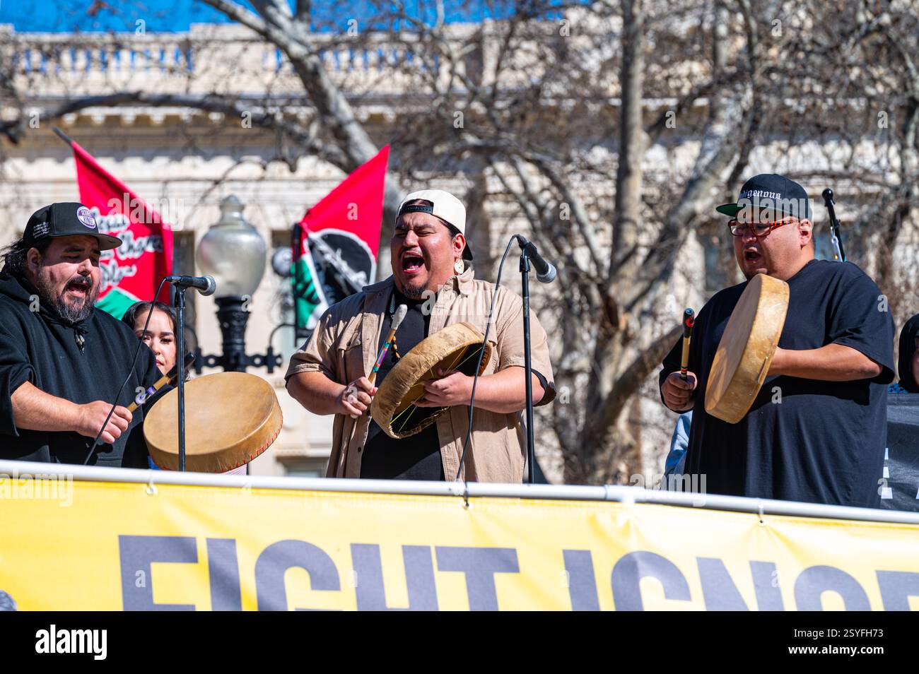 I membri del Cap City Pow Wow Drum and Dance Group si esibiscono alla protesta Pro-Immigrant nel centro di Cesar Chavez Park. Foto Stock