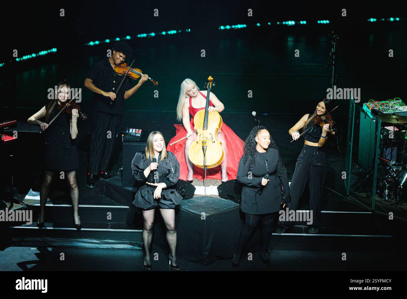 I Clean Bandit, con sede a Cambridge, danno una performance elettrica per la Brits Week 2025 per War Child al London Palladium, invitando molti dei loro attuali ed ex collaboratori sul palco, tra cui Jess Glynne, Elyanna, Gracey, Lloyiso, concorrente di Love Island, Wes Nelson e molti altri. Londra, Regno Unito, 28/02/2025 Ehimetalor Unuabona/Alamy Live News Foto Stock