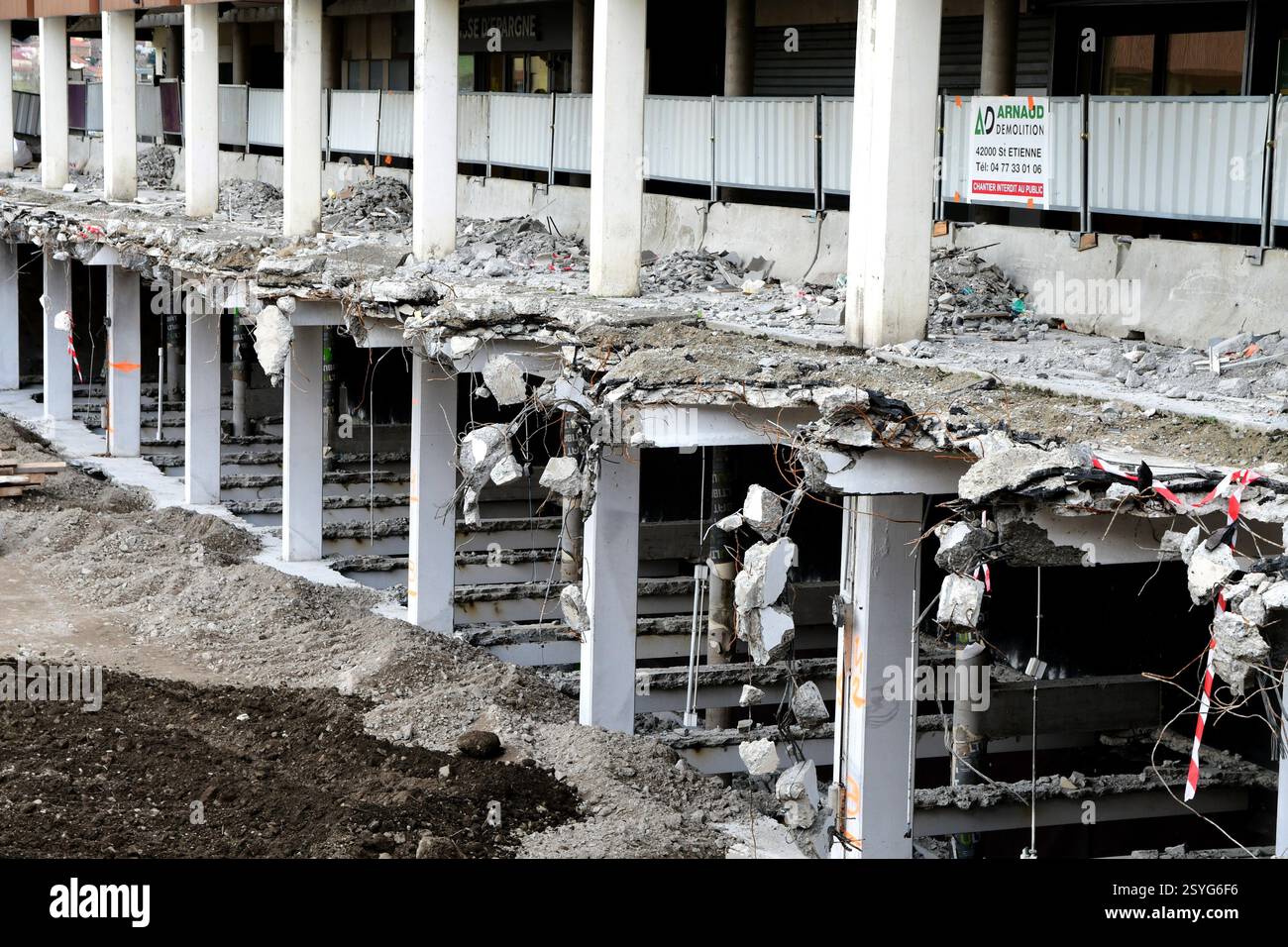 Saint Chamond, Francia. 27 febbraio 2025. Demolizione di edifici in Place Ile de France. Lavori di demolizione della compagnia Arnaud per piantare vegetazione in Place Ile de France a Saint Chamond. (Foto di Romain Doucelin/SOPA Images/Sipa USA) credito: SIPA USA/Alamy Live News Foto Stock