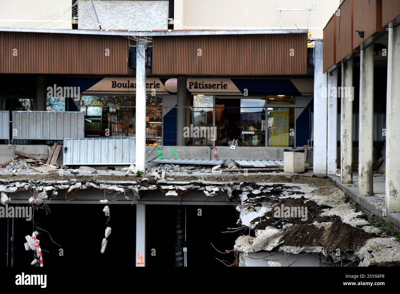Saint Chamond, Francia. 27 febbraio 2025. Demolizione di edifici in Place Ile de France a Saint Chamond. Lavori di demolizione della compagnia Arnaud per piantare vegetazione in Place Ile de France a Saint Chamond. (Foto di Romain Doucelin/SOPA Images/Sipa USA) credito: SIPA USA/Alamy Live News Foto Stock
