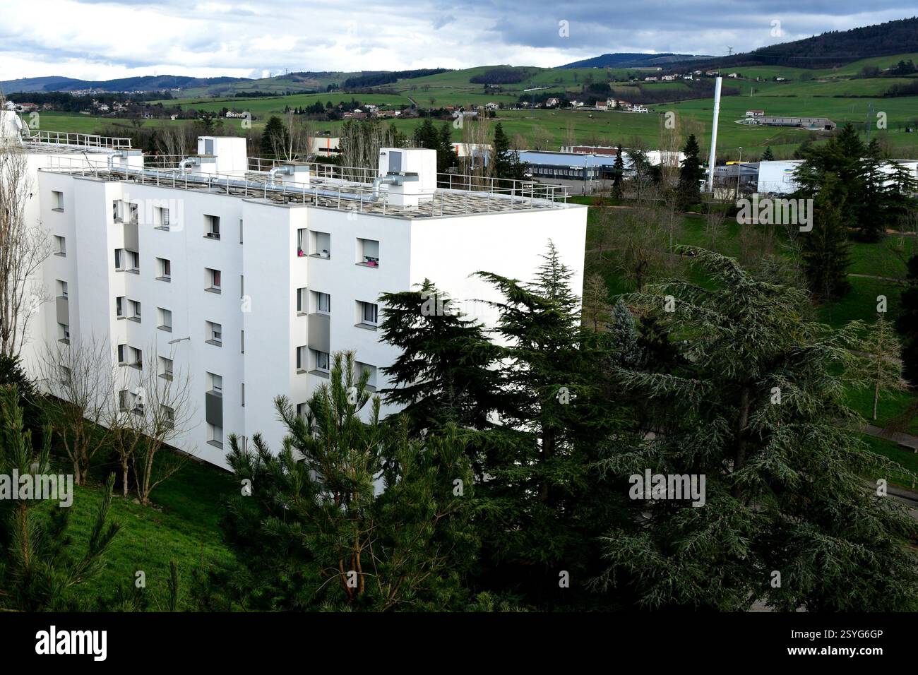 Saint Chamond, Francia. 27 febbraio 2025. Edificio e vegetazione vicino a Place Ile de France a Saint Chamond. Lavori di demolizione della compagnia Arnaud per piantare vegetazione in Place Ile de France a Saint Chamond. (Foto di Romain Doucelin/SOPA Images/Sipa USA) credito: SIPA USA/Alamy Live News Foto Stock