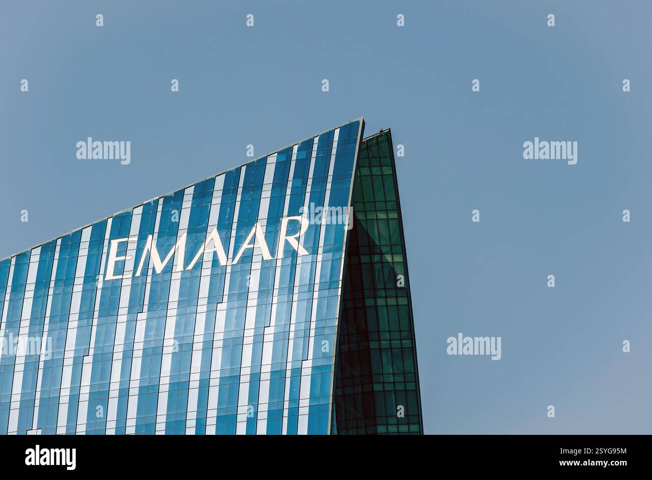 Logo Emaar Properties su un edificio in vetro. Dubai, Emirati Arabi Uniti - 1 novembre 2023 Foto Stock