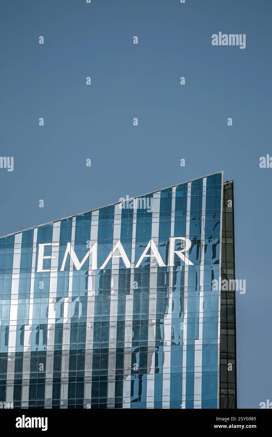 Logo Emaar Properties su un edificio in vetro. Dubai, Emirati Arabi Uniti - 1 novembre 2023 Foto Stock
