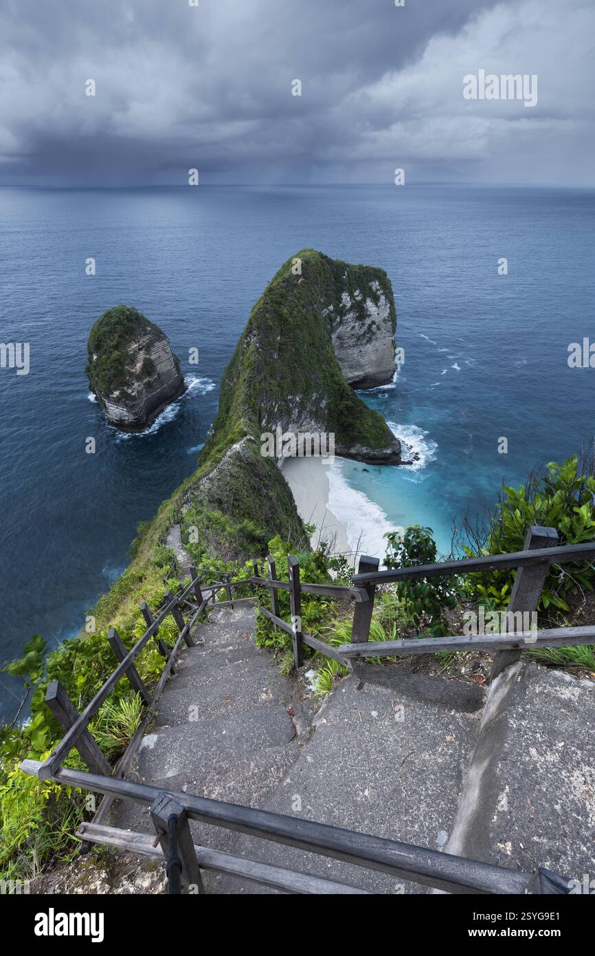 Famose scale ripide per la spiaggia di Kelingking sull'isola tropicale di Nusa Penida in Indonesia Foto Stock