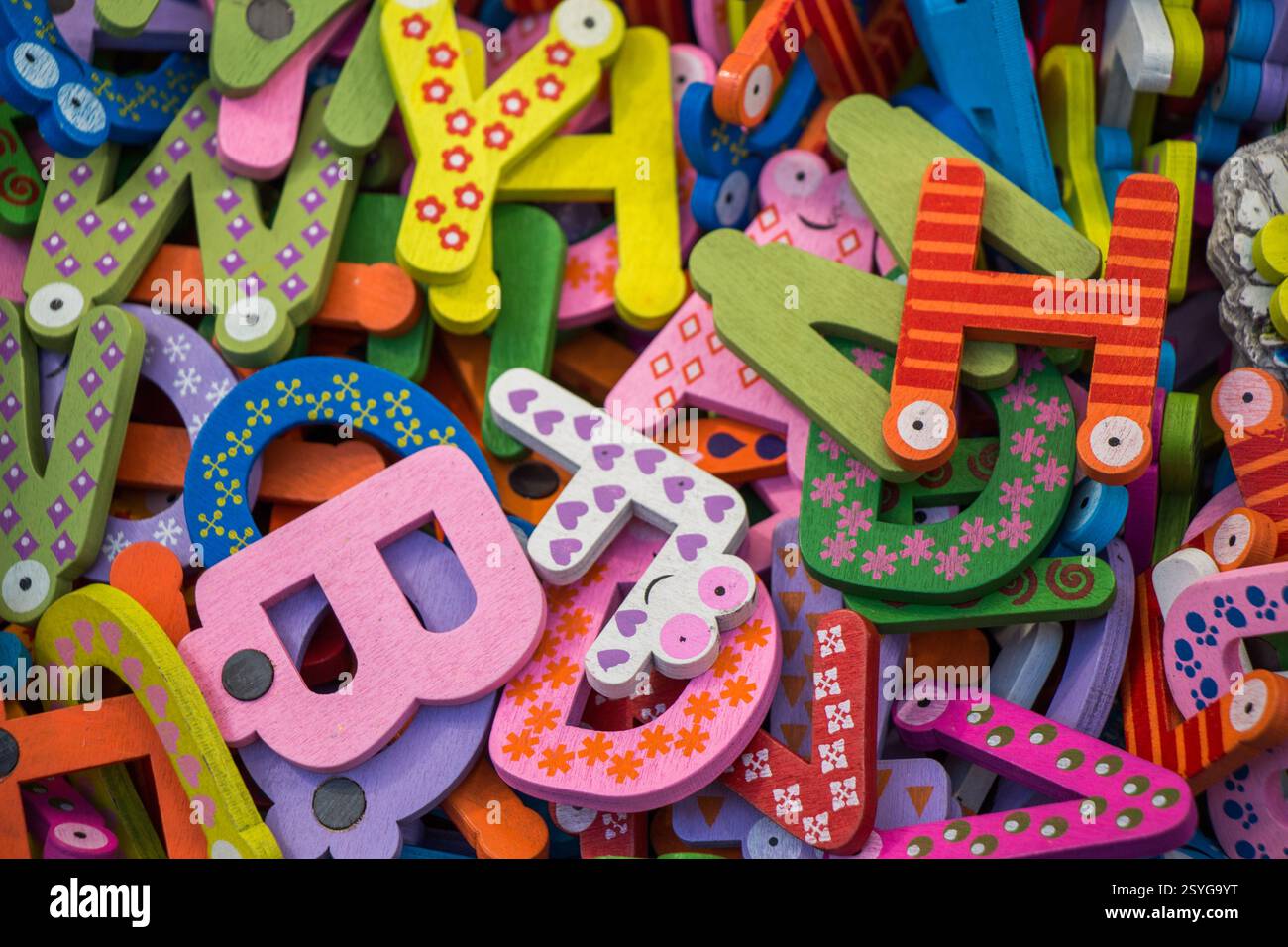 Alfabeto colorato lettera le icone in magazzino in vista Foto Stock