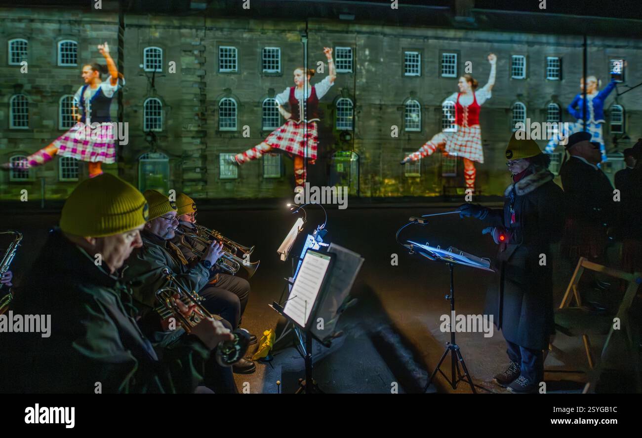26 febbraio 2025 Berwick upon Tweed, Northumberland, Inghilterra Berwick Parade utilizza proiezioni su scala gigante su tre pareti della Berwick Barracks, mentre più di 850 membri della variegata comunità della città marciano intorno alla piazza in un'esperienza coinvolgente, con ballerini tradizionali delle Highlands, Riders of the Bounds (e i loro cavalli), lavoratori del porto e una classe Pilates. Questo spettacolare spettacolo all'aperto si svolgerà da venerdì 28 febbraio a domenica 2 marzo 2025. Berwick Parade è stata commissionata dal Maltings (Berwick) Trust per conto di Create Berwick, un supp di iniziativa quinquennale Foto Stock