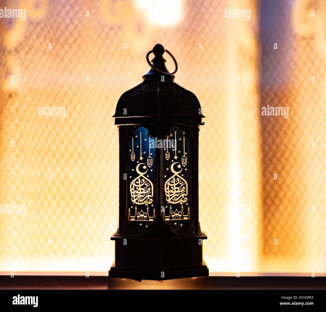 Biglietto d'auguri per lanterna araba ornamentale Ramadan e Eid al-Fitr Foto Stock