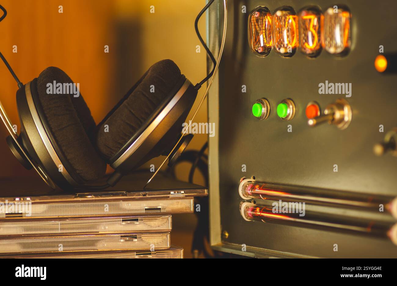 Primo piano delle cuffie e dell'indicatore luminoso Foto Stock