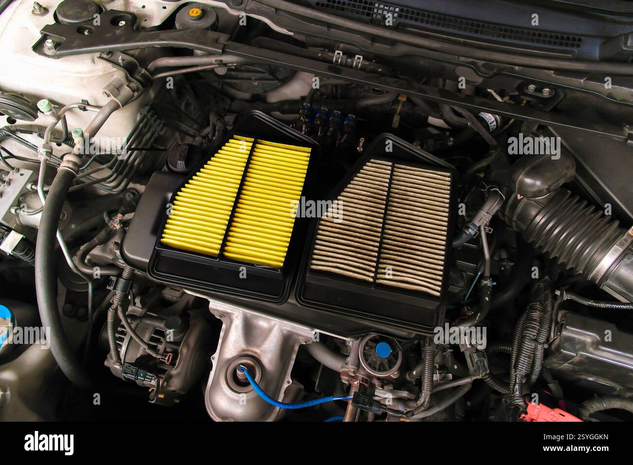 Primo piano dei filtri dell'aria del motore sul vano motore , confronto tra nuovo filtro dell'aria e filtro dell'aria usato , concetto di riparazione auto Foto Stock