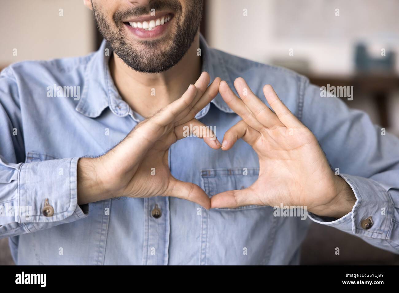 L'uomo fa gesti cardiaci con le dita unite, primo piano Foto Stock