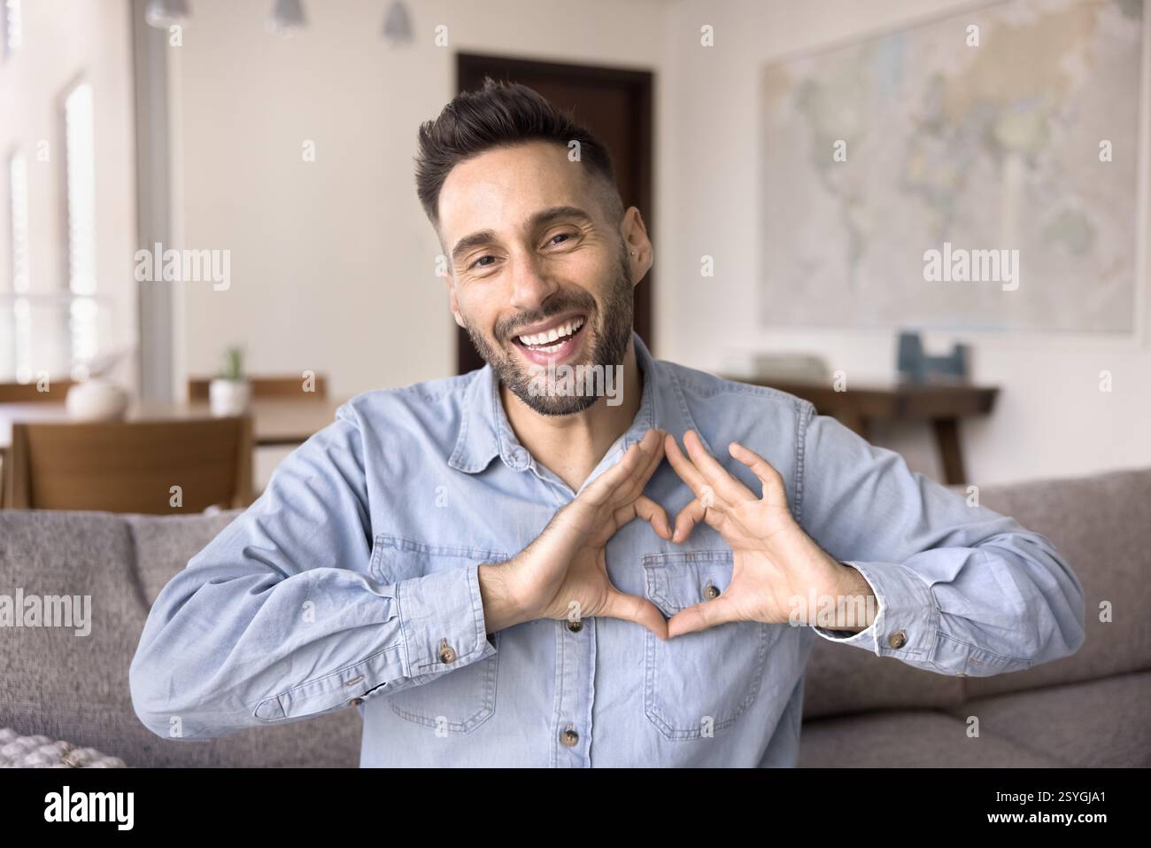 Ritratto dell'uomo fa gesto cardiaco con le dita unite Foto Stock