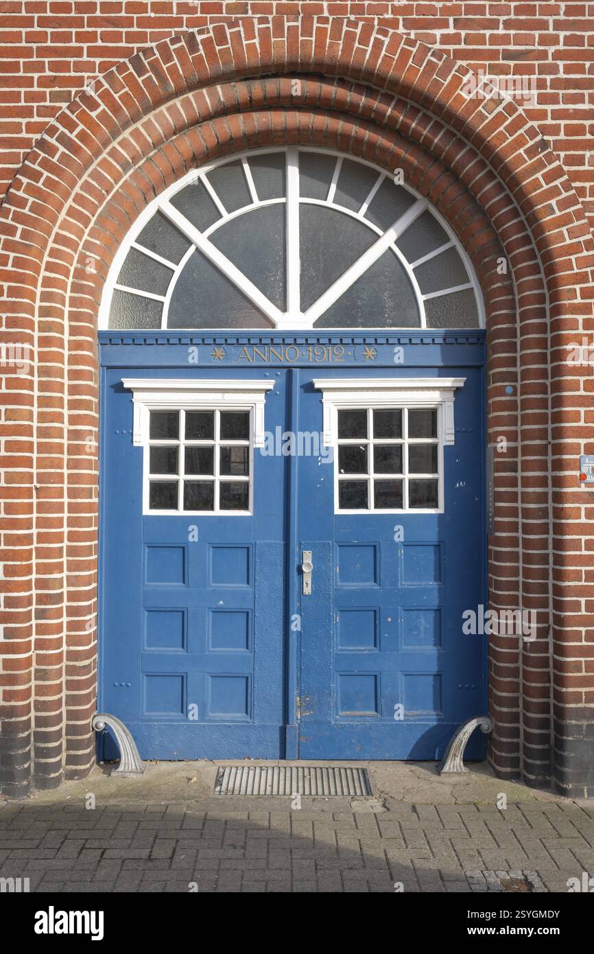 Vista dell'ingresso di una vecchia casa cittadina, fotografie di strada, porta a doppia ala, porta d'ingresso, facciata, storico, casa in mattoni, vecchio, rosso, blu, LIN Foto Stock
