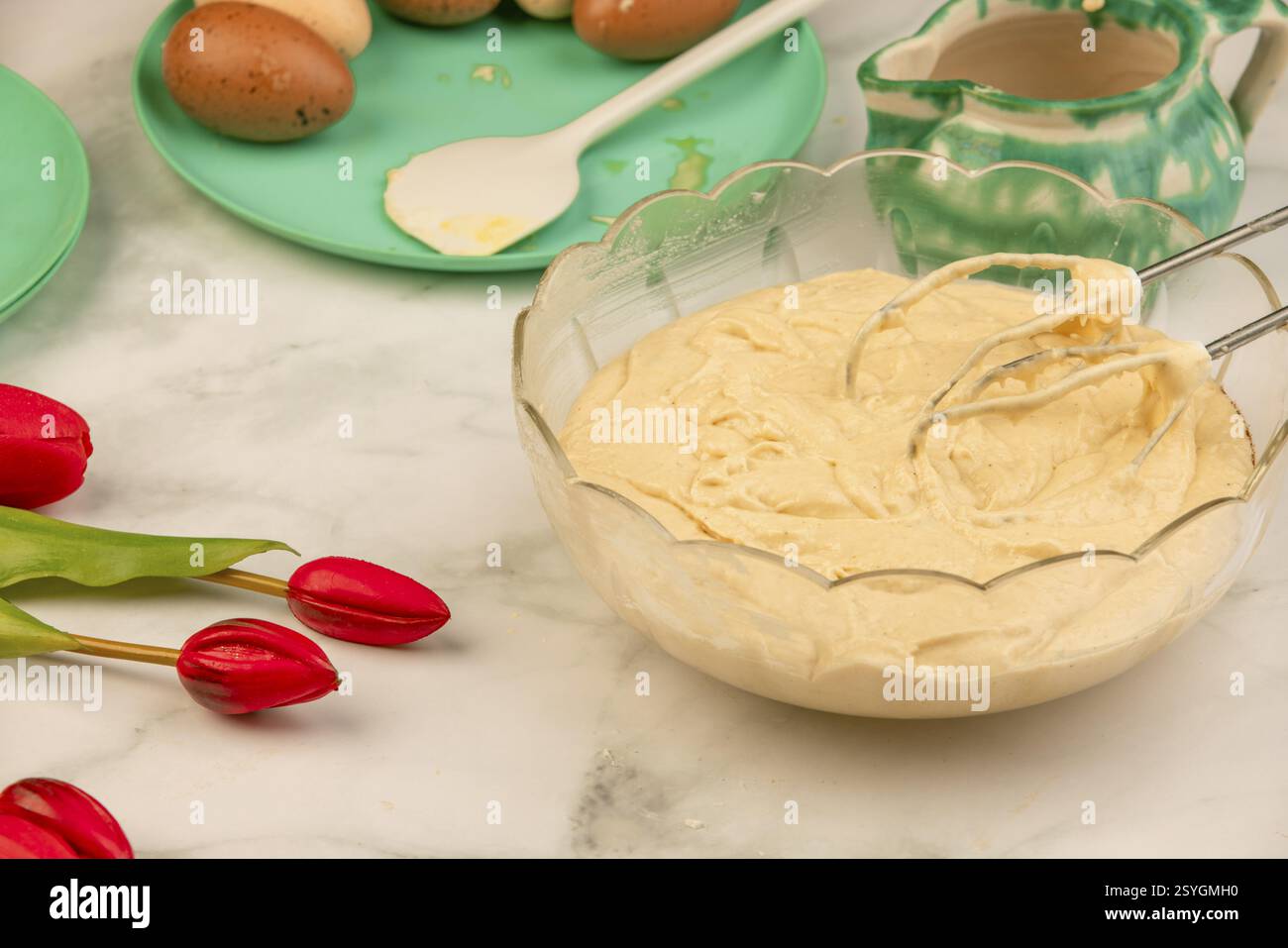 Impasto finito in un recipiente con gli ingredienti sullo sfondo Foto Stock