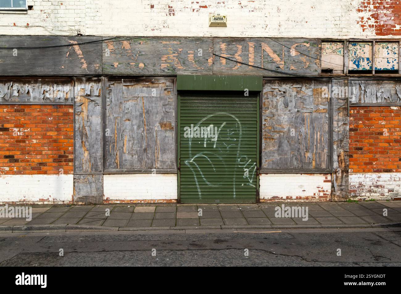 Derelict CLOSED boarding-up shop, Pasture Street, Grimsby, Lincolnshire nord-est, Inghilterra, REGNO UNITO Foto Stock