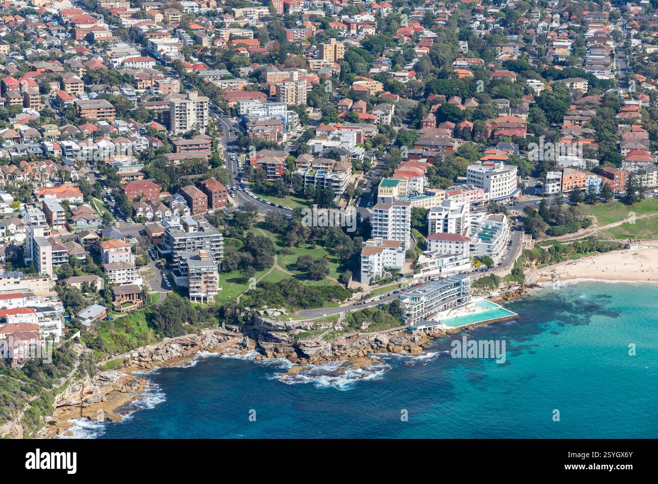 Vista aerea dell'estremità meridionale della famosa spiaggia di Bondi nei sobborghi orientali di Sydney. Foto Stock