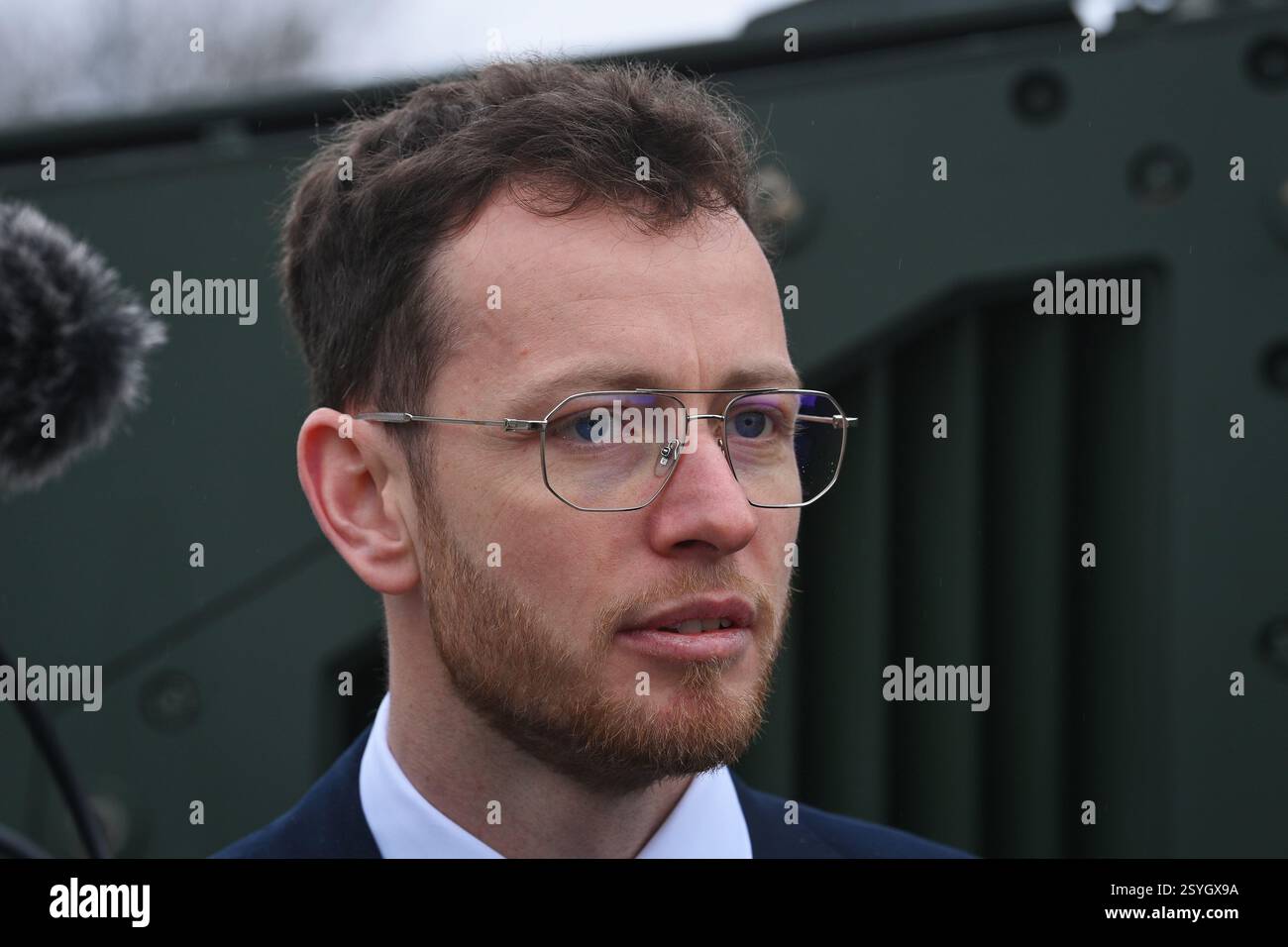 Koprivnice, Repubblica Ceca. 26 febbraio 2025. Adam Binar, responsabile della Tatra Defence Vehicle, interviene durante la presentazione del veicolo blindato TADEAS 6x6 a Koprivnice, Repubblica Ceca, 26 febbraio 2025. Crediti: Jaroslav Ozana/CTK Photo/Alamy Live News Foto Stock
