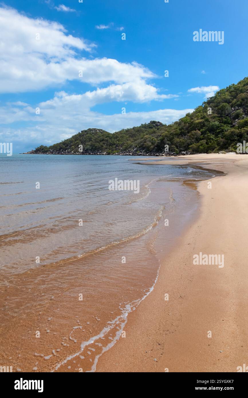 Horse Shoe Beach si trova all'estremità settentrionale di Magnetic Island al largo della costa di Townsville Queensland. Quest'isola tropicale è un popolare destinato Foto Stock