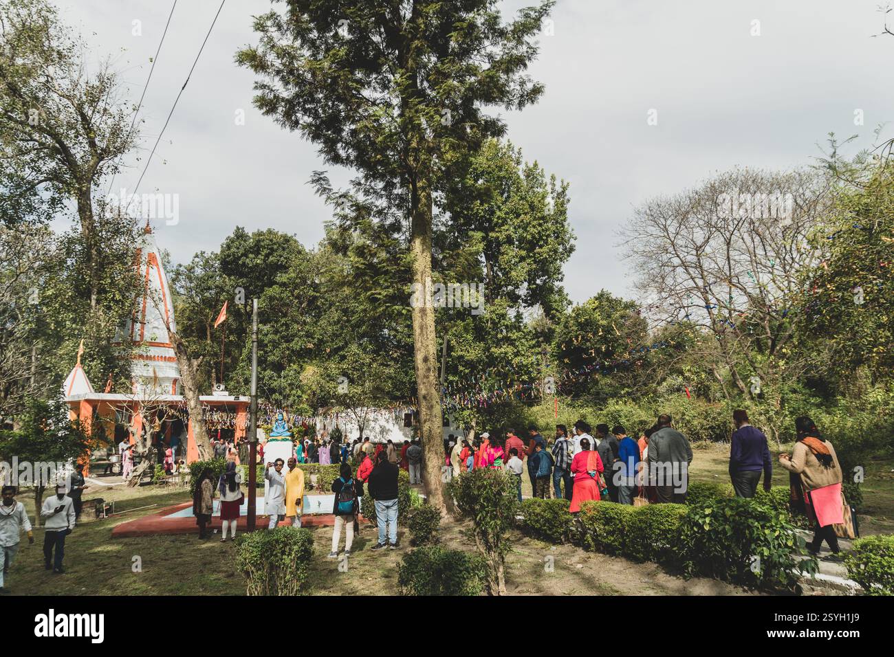 1 marzo 2025, Dehradun India. Pellegrini che visitano un tempio Shiva, una divinità indù, durante l'auspicabile occasione di Maha Shivaratri a Uttarakhand, Indi Foto Stock