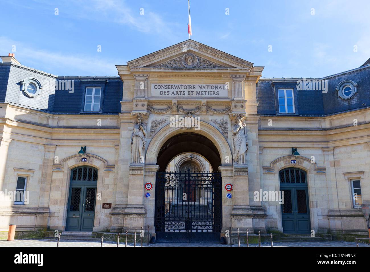 PARIGI, FRANCIA - 23 febbraio 2025: Il Conservatorio Nazionale di Arti e Mestieri, istituito nel 1794. È dedicato all'educazione e alla ricerca Foto Stock