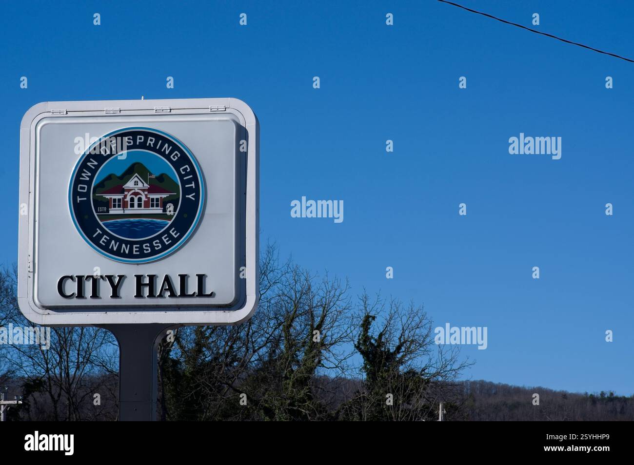 Sprint City Tennessee, Stati Uniti d'America - 02-28-2025 - Spring City, Tennessee City Hall, cartello con il cielo blu - esterno Foto Stock