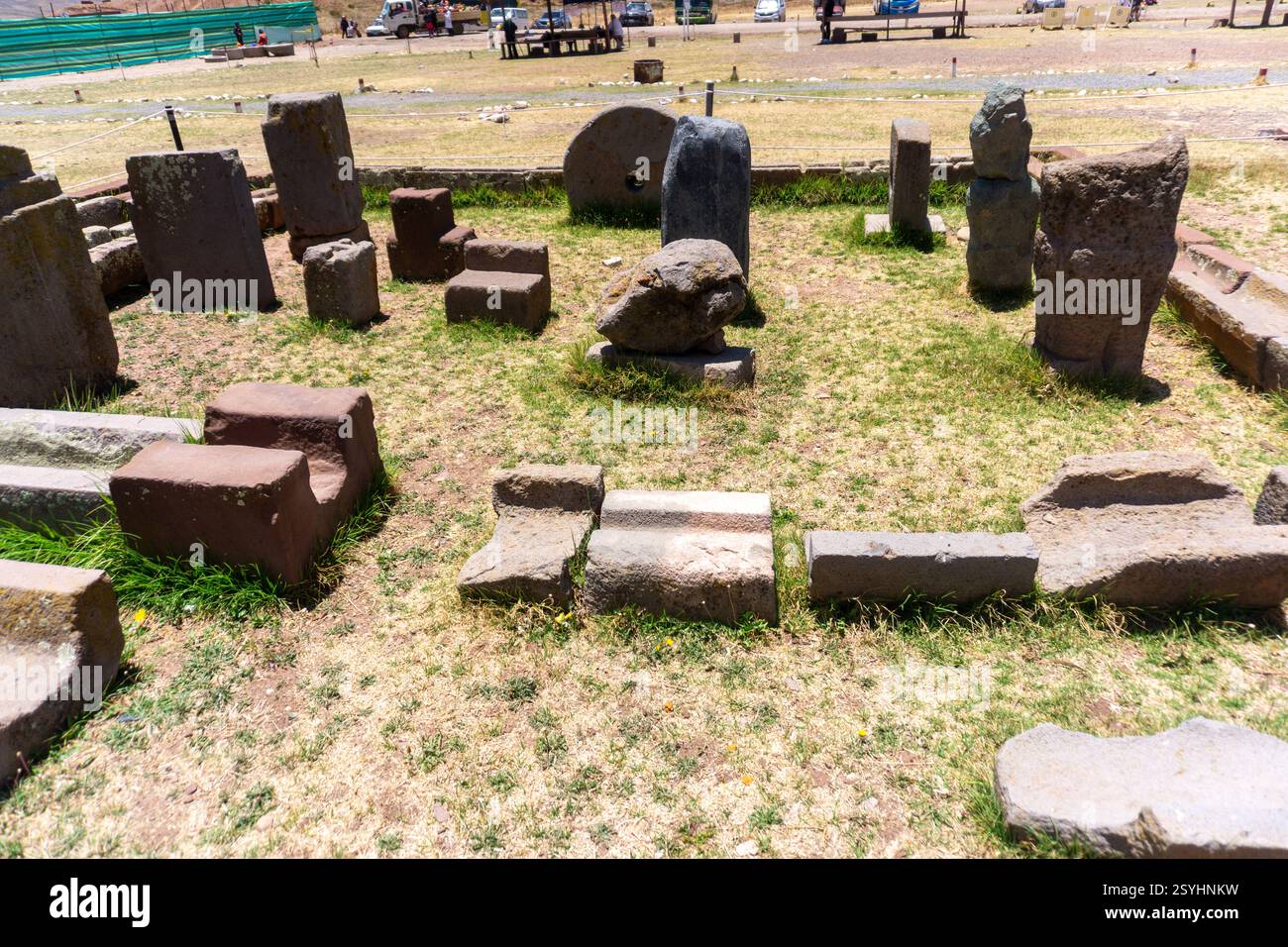 Complesso megalitico Puma Punku in Bolivia che mostra tecniche avanzate di intaglio della pietra e enormi blocchi monolitici nelle Ande Foto Stock Complesso megalitico Puma Punku in Bolivia che mostra tecniche avanzate di intaglio della pietra e enormi blocchi monolitici nelle Ande Foto Stock
