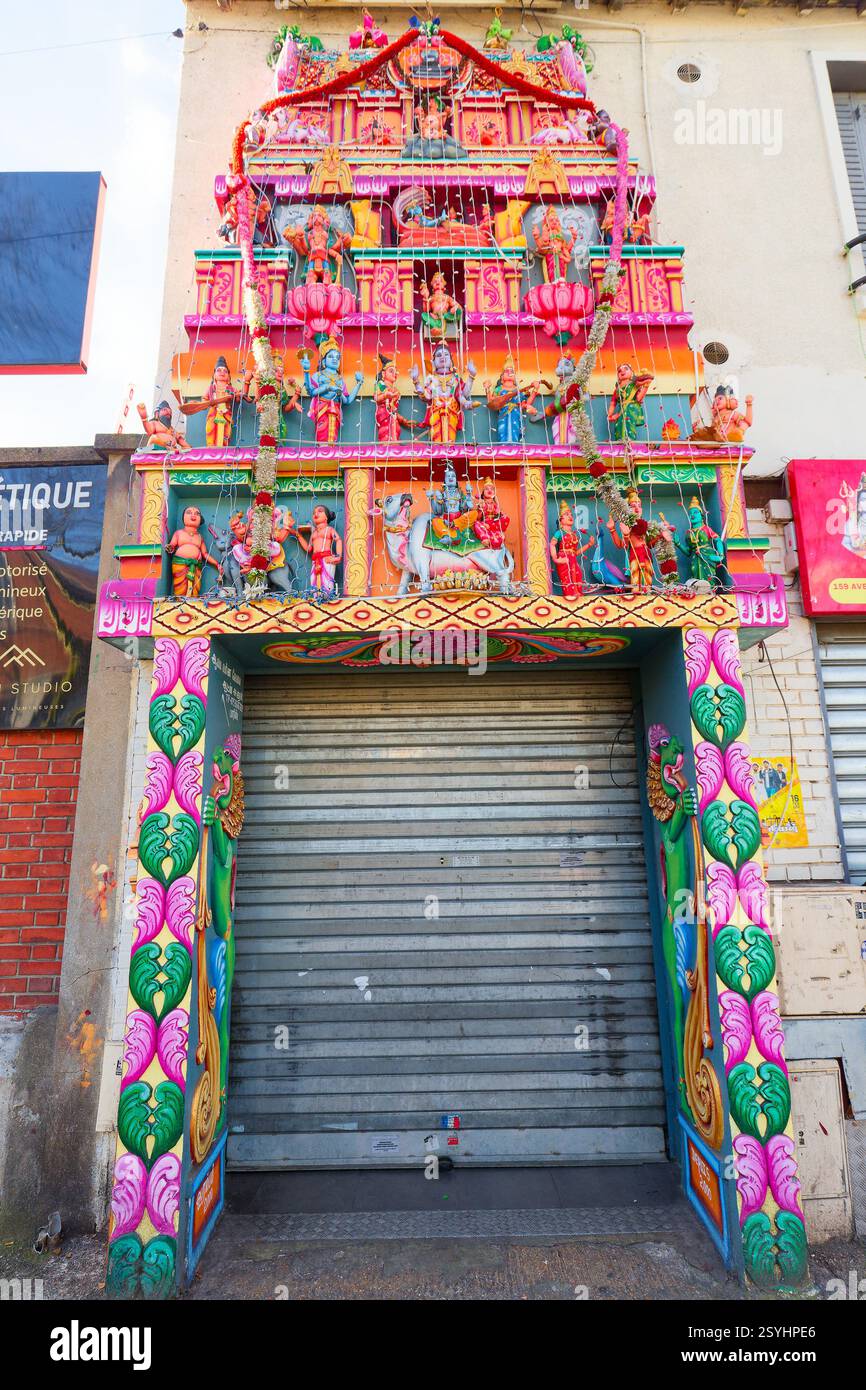 La Courneuve, Francia - 23 febbraio 2025: Tempio indù di Sivan, un luogo molto colorato, dedicato a Shiva . Si trova a la Courneuve, comune nel no Foto Stock