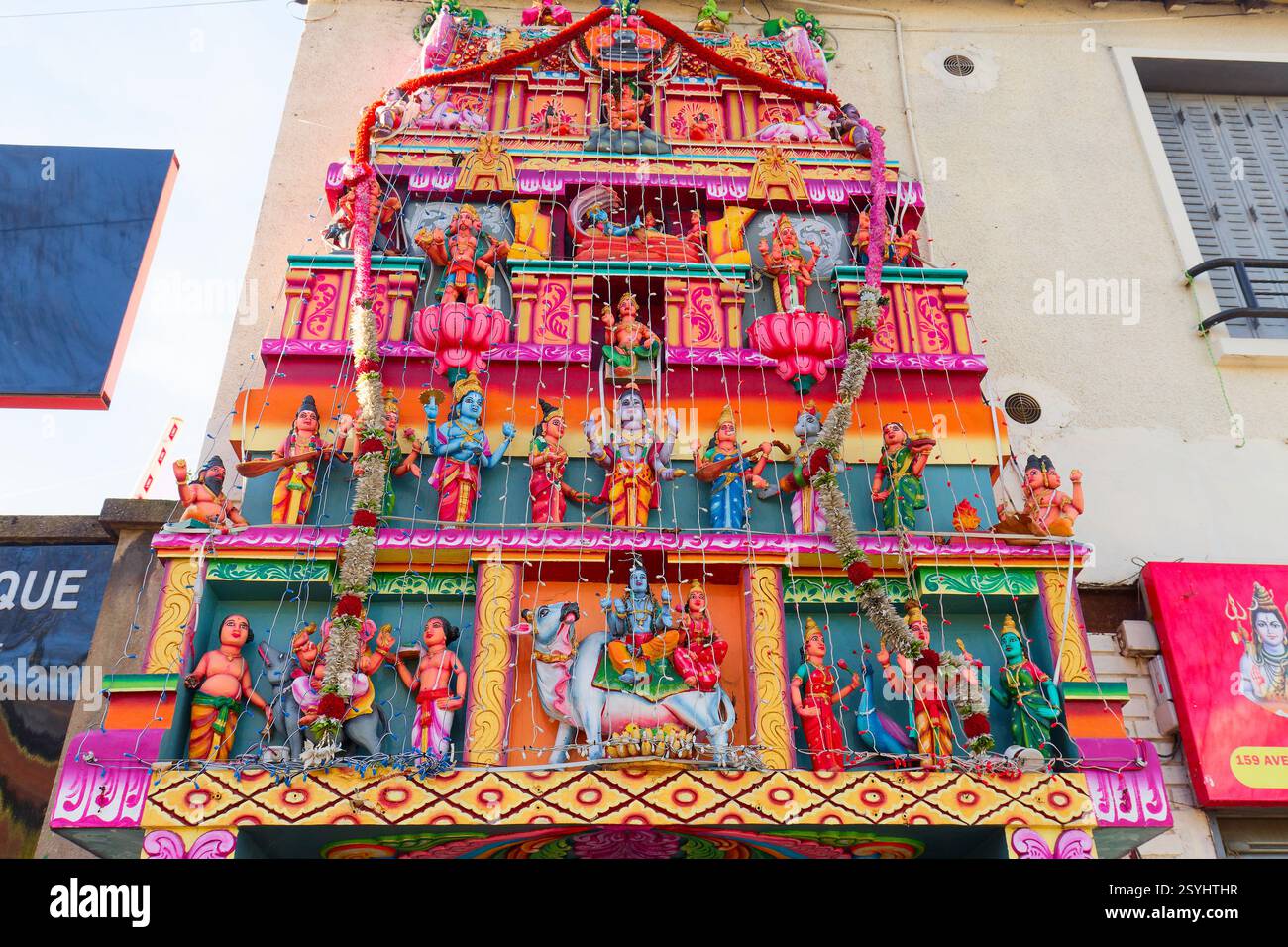 La Courneuve, Francia - 23 febbraio 2025: Tempio indù di Sivan, un luogo molto colorato, dedicato a Shiva . Si trova a la Courneuve, comune nel no Foto Stock