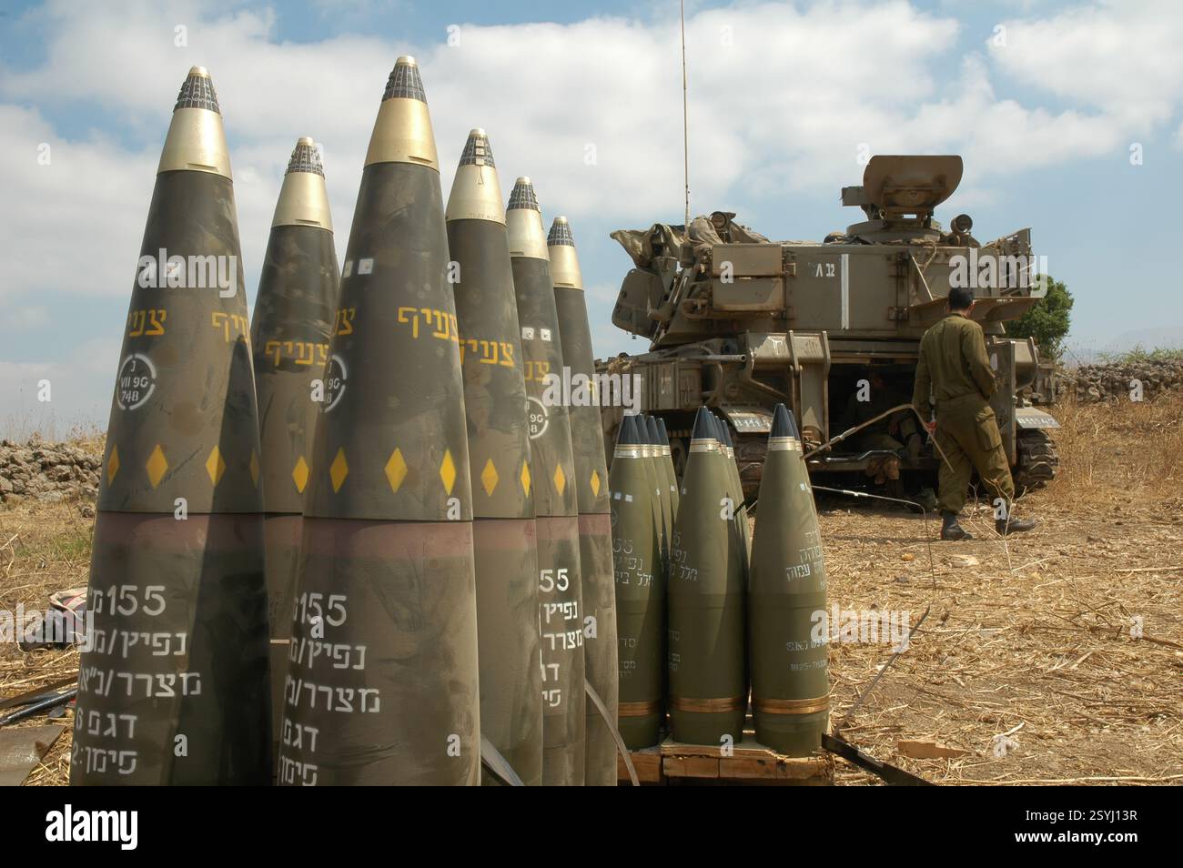 GALILEA SETTENTRIONALE - ISRAELE, 15 LUGLIO 2006. L'obice semovente israeliano M109 sparava proiettili da 155 mm nelle posizioni di Hezbollah in Libano dal nord della Galilea durante la guerra israelo-Hezbollah Foto Stock