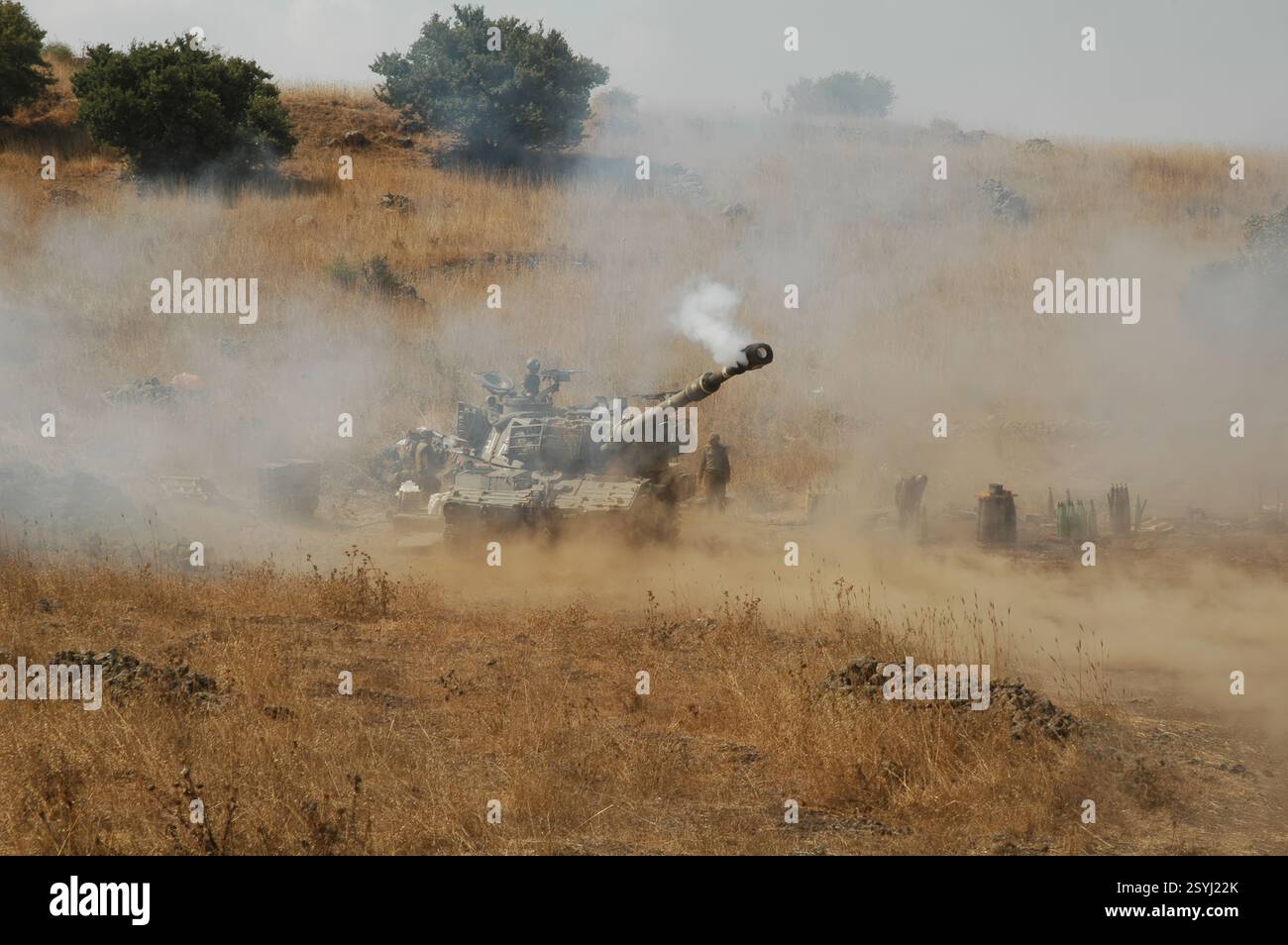 GALILEA SETTENTRIONALE - ISRAELE, 15 LUGLIO 2006. L'obice semovente israeliano M109 sparava proiettili da 155 mm nelle posizioni di Hezbollah in Libano dal nord della Galilea durante la guerra israelo-Hezbollah Foto Stock