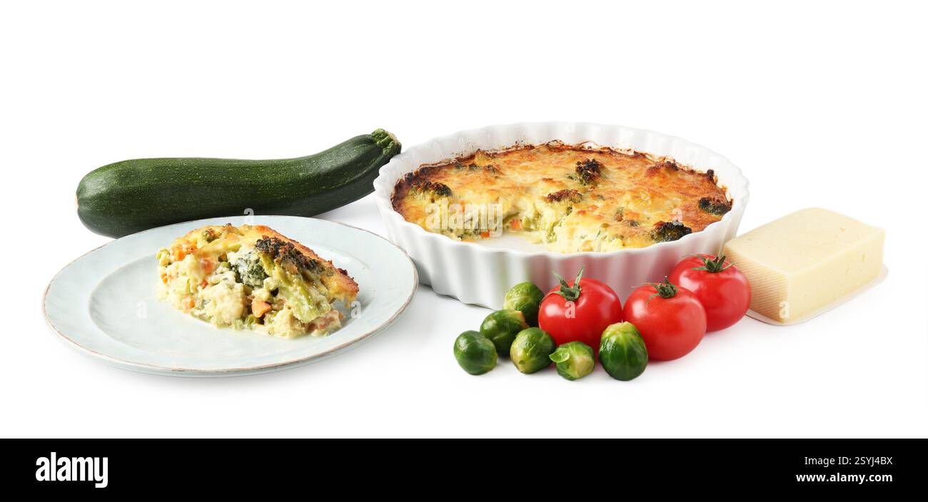 Gustosa casseruola di verdure e prodotti isolati su bianco Foto Stock