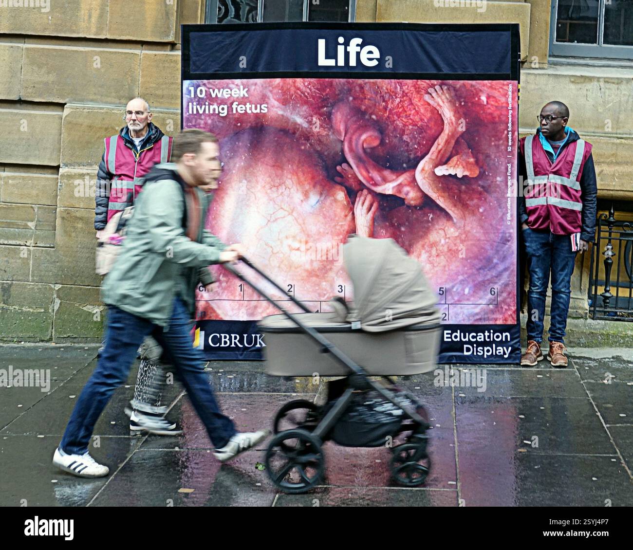 Glasgow, Scozia, Regno Unito. 1 marzo 2025. Il display Pro Life e le informazioni vengono inviate agli acquirenti sulla strada di buchanan dai parrocchiani della chiesa locale Tron. Credit Gerard Ferry/Alamy Live News Foto Stock