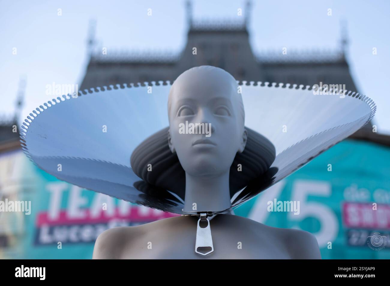Futuristica statuetta che rappresenta una donna, realizzata in plastica, manichino con decorazioni intorno al collo, situata nel giardino del Palazzo, Iasi Foto Stock