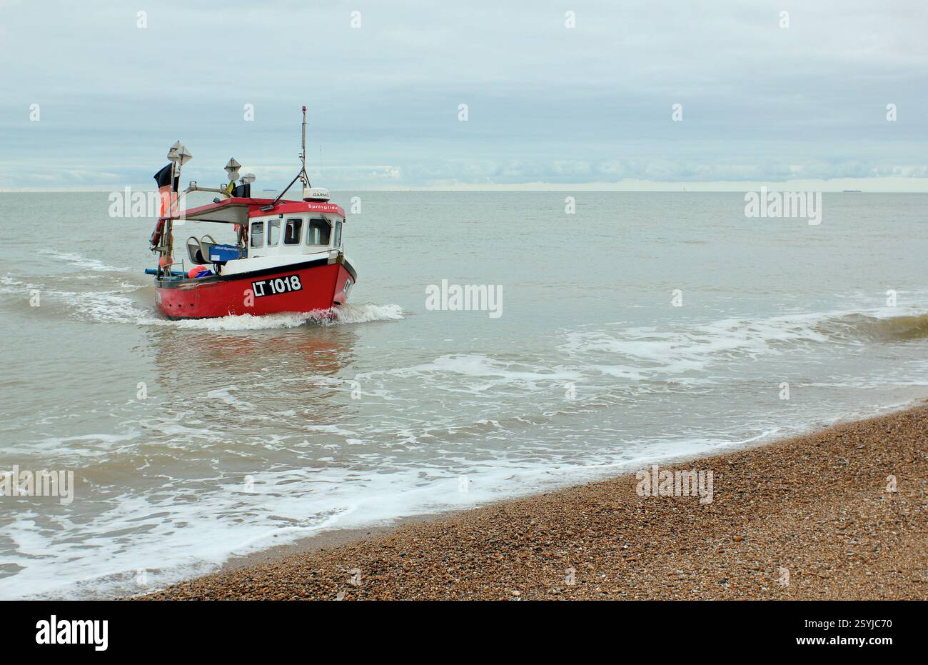 Aldeburgh, Suffolk. Un peschereccio che atterra sulla spiaggia di Aldeburgh, Suffolk, Regno Unito Foto Stock