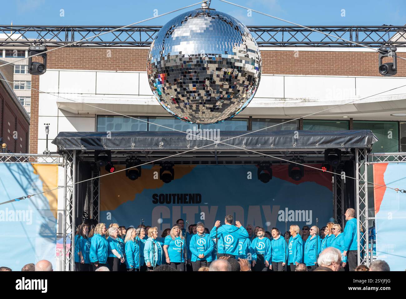 Southend on Sea, Essex, Regno Unito. 1 marzo 2025. Southend-on-Sea è diventata una città il 1 marzo 2022 quando il principe di Galles ha presentato lettere patenti per conto della regina Elisabetta II, ed è stata organizzata una giornata di attrazioni per celebrare l'evento. Gli artisti di strada si esibiscono nella High Street, mentre gli artisti di strada portano colore alle pareti sottostanti. Un palcoscenico allestito nella High Street offre intrattenimento musicale da parte di musicisti locali. Coro di armoniche Foto Stock