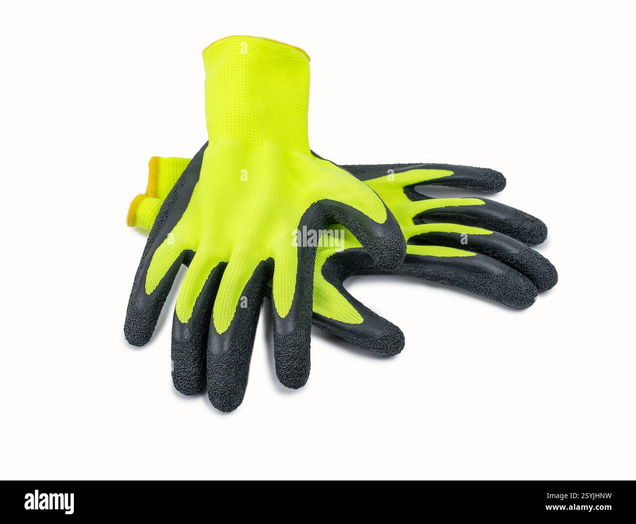 Vista dall'alto di un paio di guanti da lavoro gialli in tessuto con strato protettivo in gomma isolato su sfondo bianco con ombre morbide Foto Stock
