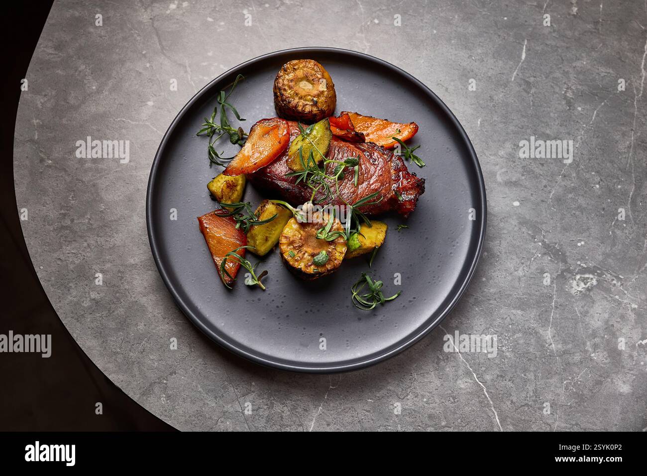 Succulenta bistecca di manzo con verdure arrosto gourmet su un piatto elegante, composizione deliziosa culinaria Foto Stock