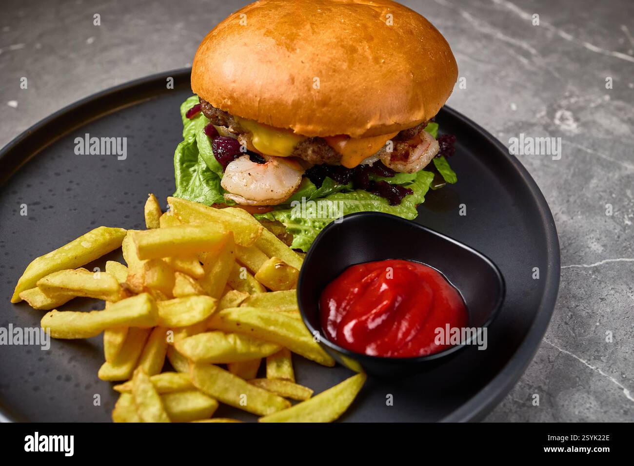 Gustoso hamburger con gamberi grigliati, patatine fritte dorate e ketchup salato servito splendidamente su un piatto, presentazione da fast food gourmet, foto culinarie Foto Stock