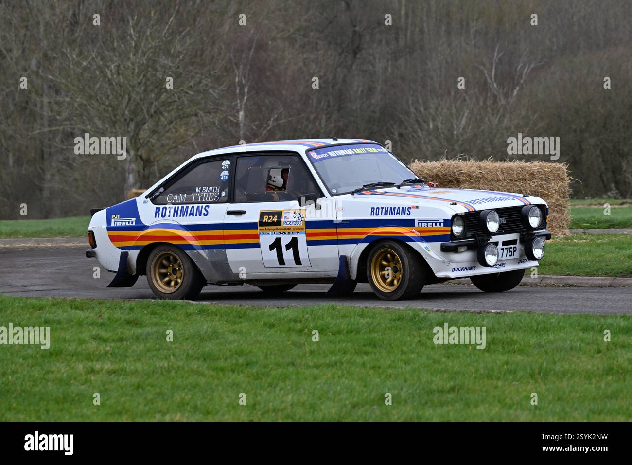 Mark Smith, Ford Escort Mk2, livrea Rothmans, Live Rally Stage a Race retro, schivando balle di paglia sul circuito appositamente disposto, nel terreno di Foto Stock