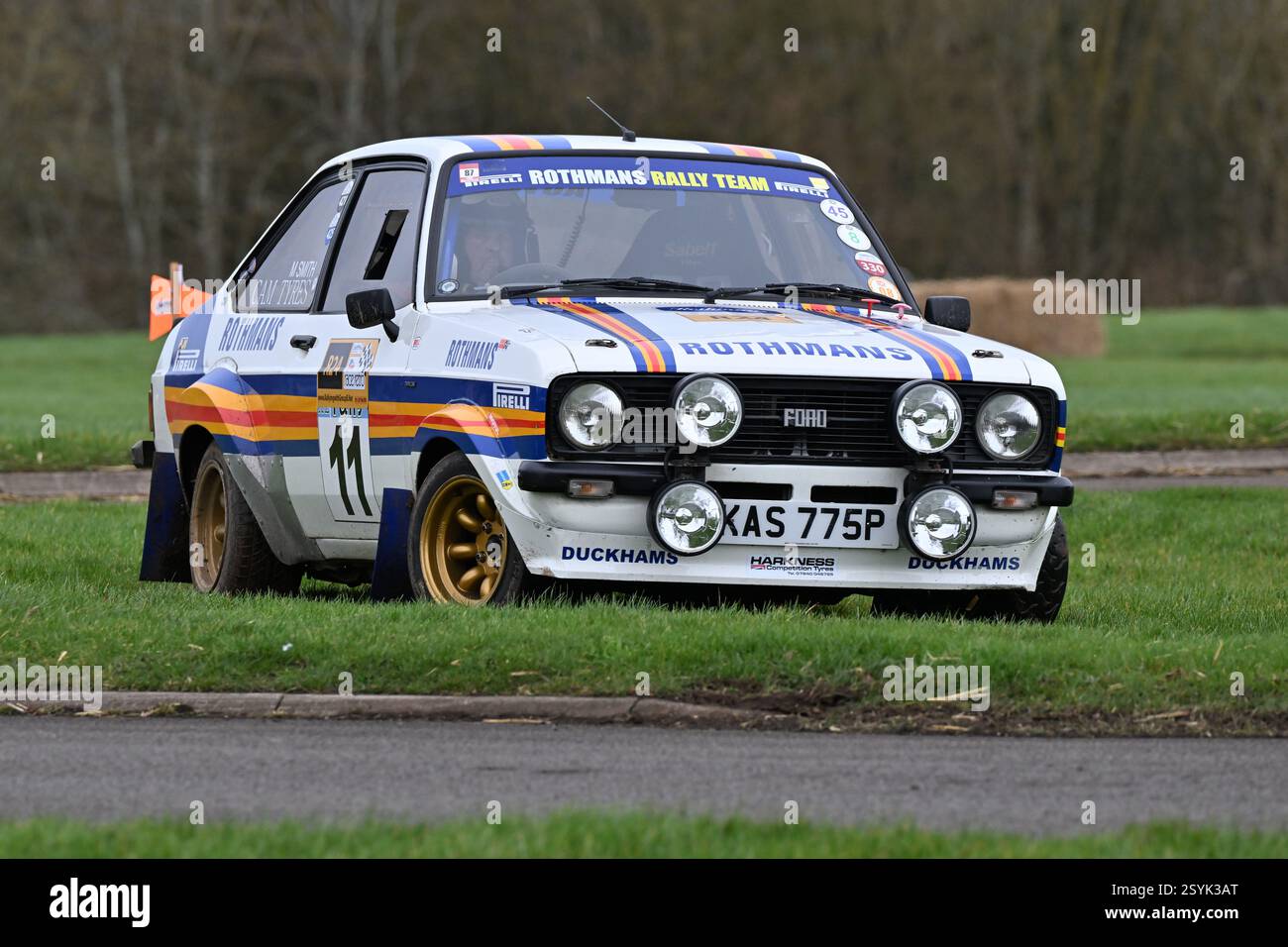 Mark Smith, Ford Escort Mk2, livrea Rothmans, Live Rally Stage a Race retro, schivando balle di paglia sul circuito appositamente disposto, nel terreno di Foto Stock
