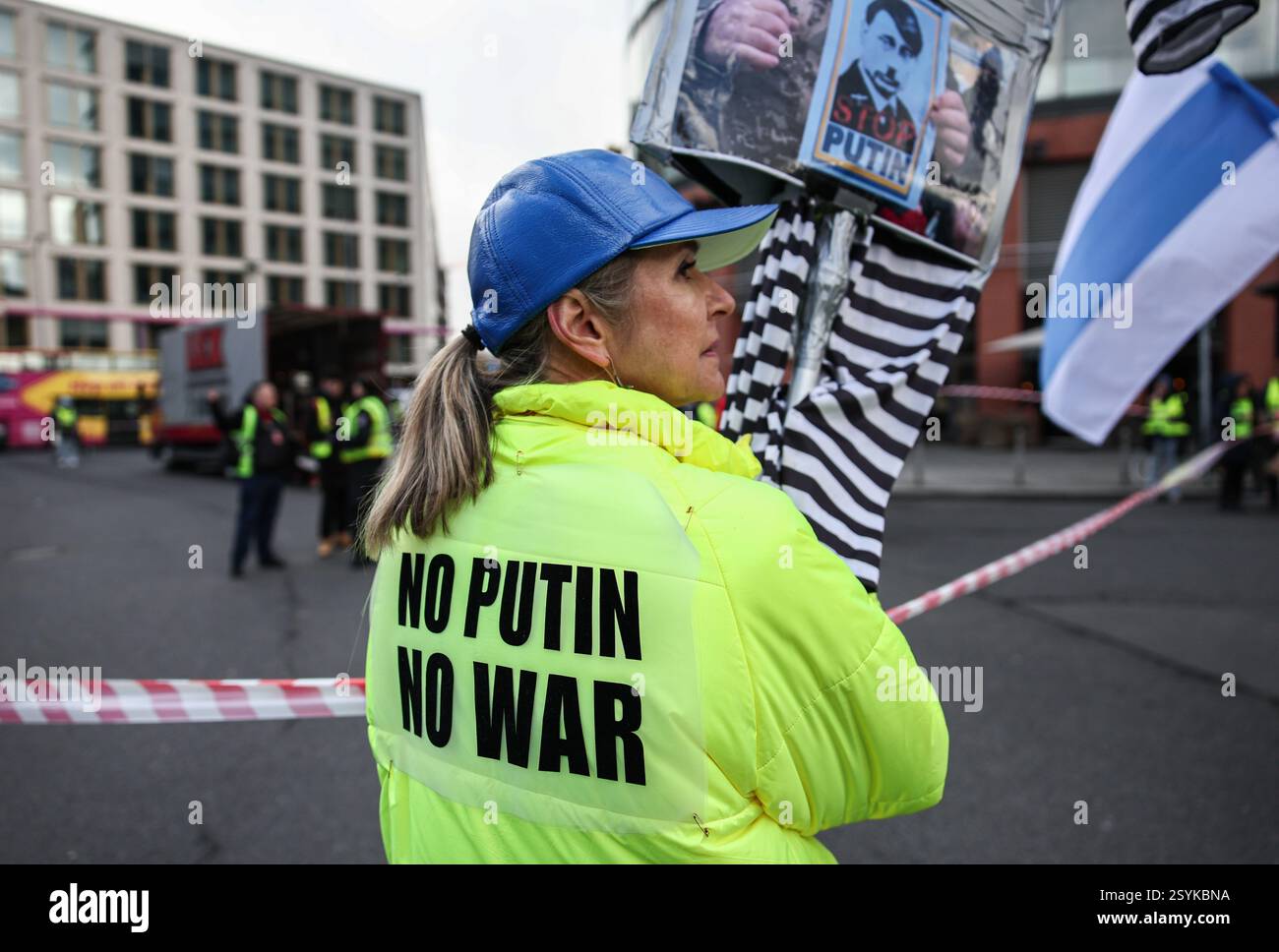 Berlino, Germania. 1 marzo 2025. Una donna indossa una giacca gialla con "No Putin No War" a una manifestazione anti-Putin a Berlino. Crediti: Hannes P. Albert/dpa/Alamy Live News Foto Stock