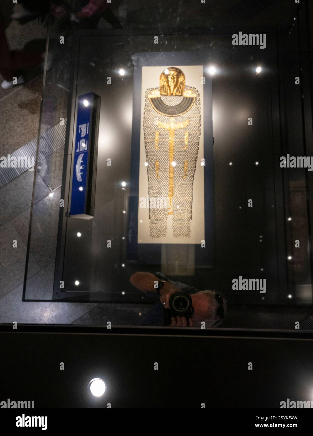 La costruzione di oltre 20 anni della sala da 872.000 m2 Il Grand Egyptian Museum appena fuori il Cairo aprirà il 3 luglio 2025. Foto Stock