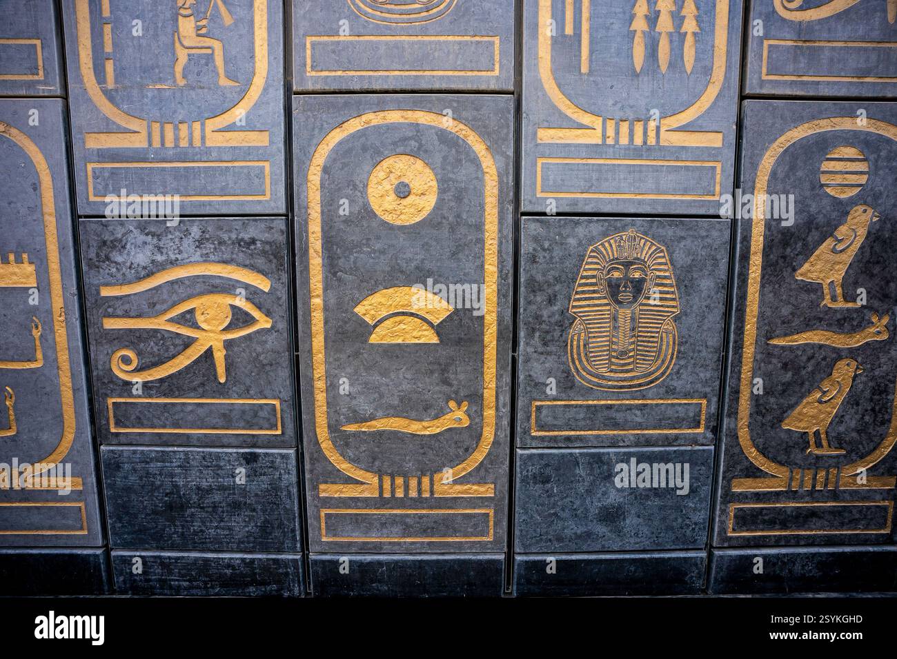 La costruzione di oltre 20 anni della sala da 872.000 m2 Il Grand Egyptian Museum appena fuori il Cairo aprirà il 3 luglio 2025. Foto Stock