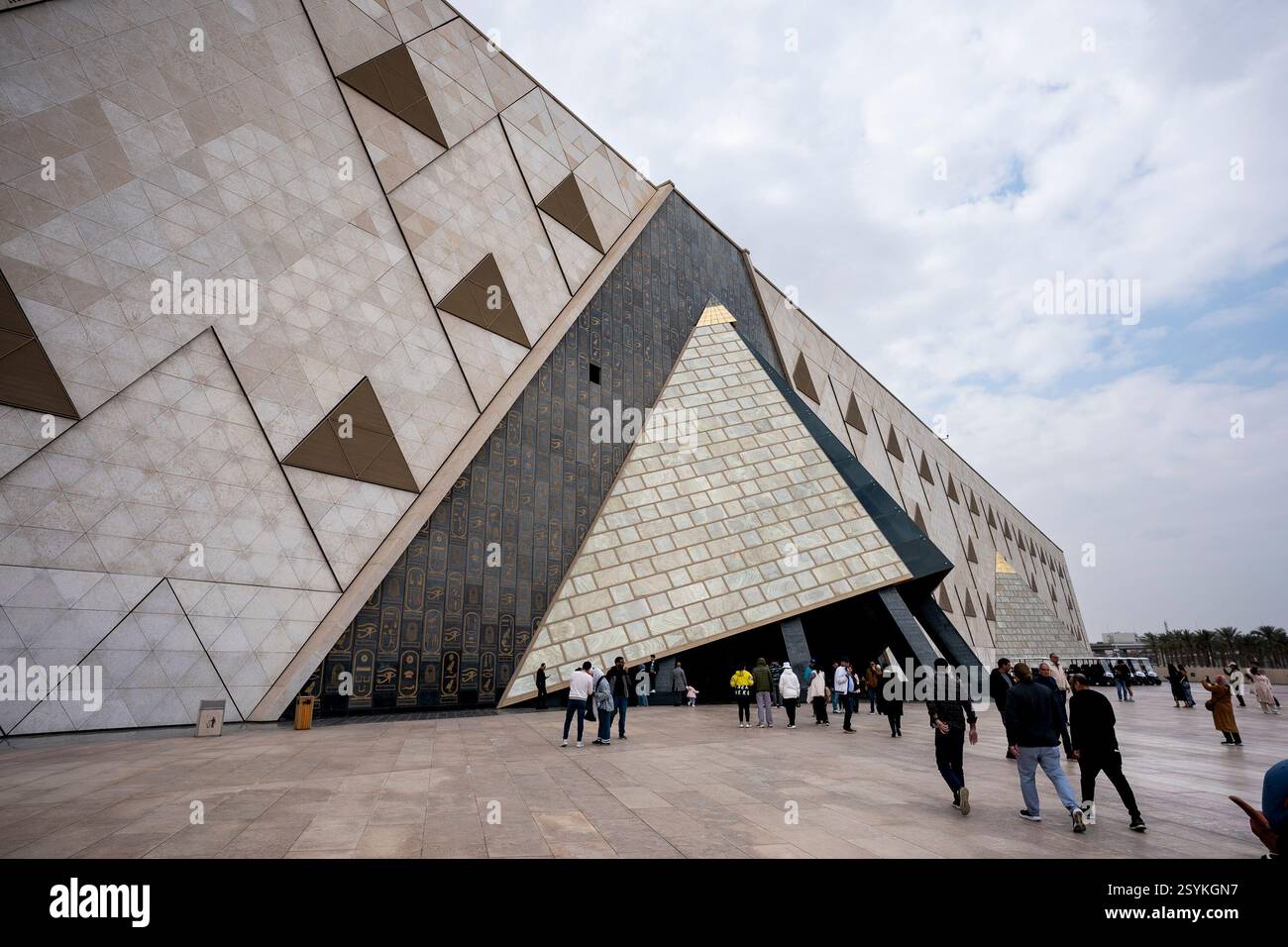 La costruzione di oltre 20 anni della sala da 872.000 m2 Il Grand Egyptian Museum appena fuori il Cairo aprirà il 3 luglio 2025. Foto Stock