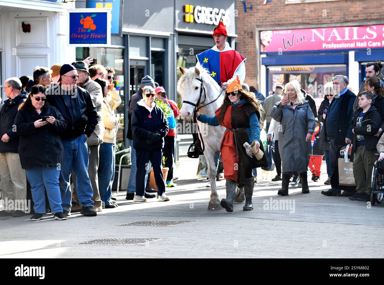 Wellington, Shropshire 1 marzo 2025. Charter Day a Wellington, Shropshire. I costumi medievali erano in voga quando la città celebrava la concessione di una carta di mercato da parte di re Enrico III nel 1244 rendendo quest'anno il 781 ° compleanno del mercato. David Bagnall/Alamy Live News Foto Stock