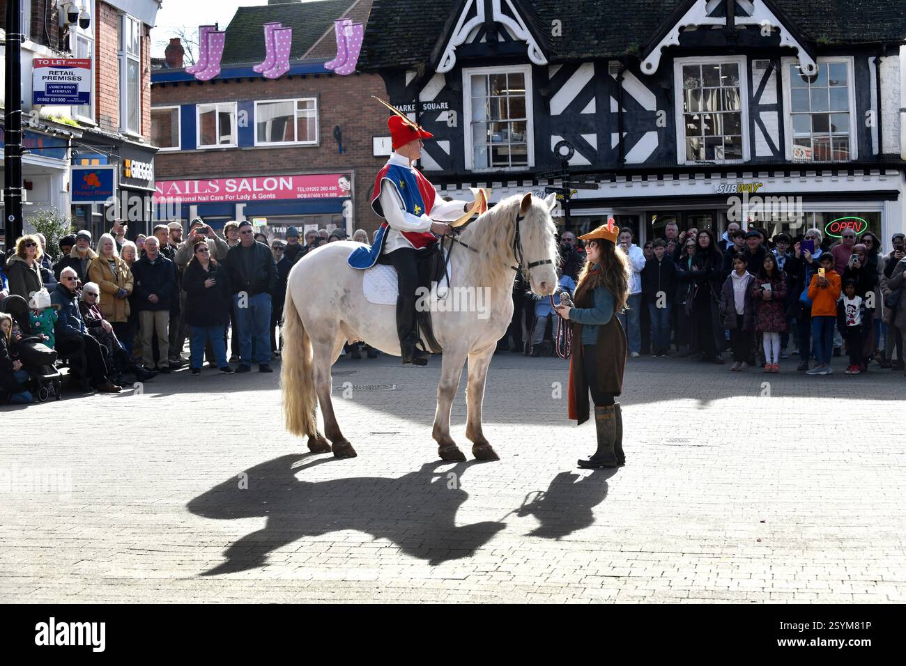 Wellington, Shropshire 1 marzo 2025. Charter Day a Wellington, Shropshire. I costumi medievali erano in voga quando la città celebrava la concessione di una carta di mercato da parte di re Enrico III nel 1244 rendendo quest'anno il 781 ° compleanno del mercato. David Bagnall/Alamy Live News Foto Stock